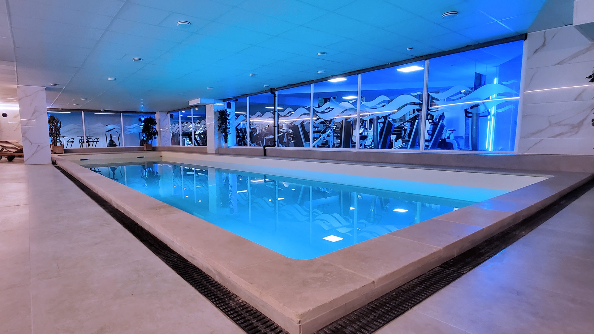 Piscine intérieure d'un club Life Style Fitness